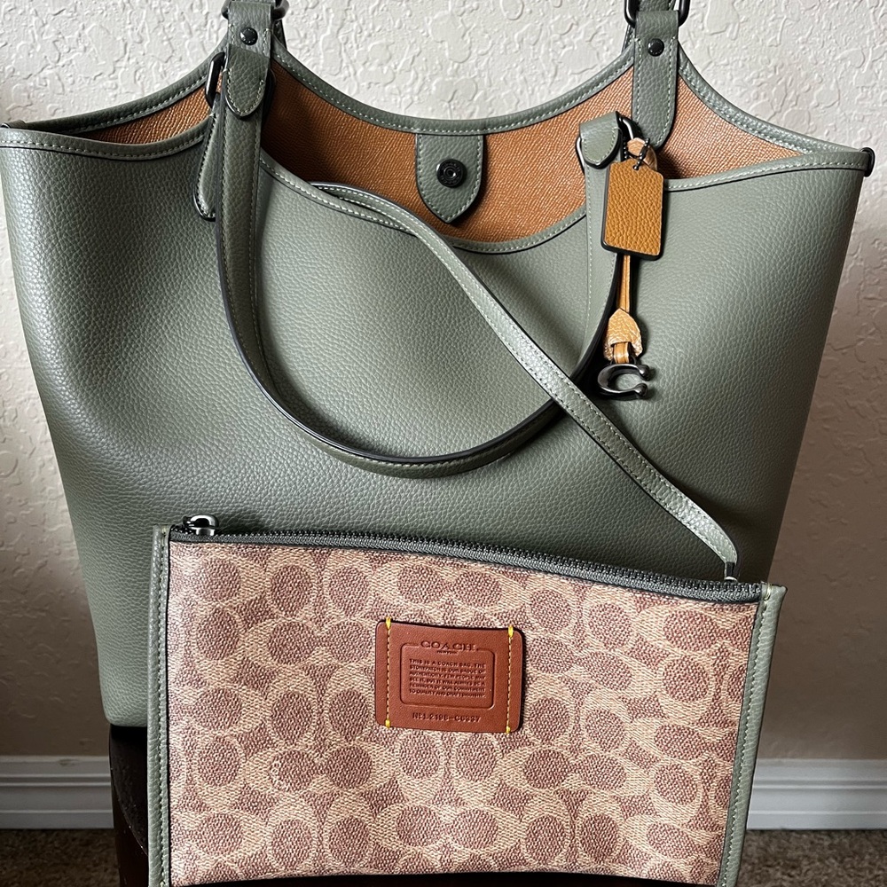Coach Green and Tan Shoulder Bag with Elegant Design